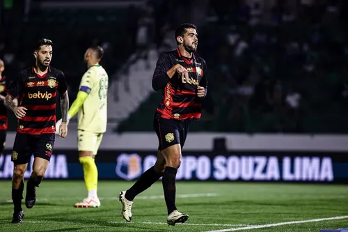 
          Imagem ilustrativa da imagem Mesmo jogando mal, Sport vence lanterna e volta ao G4 da Segundona
          