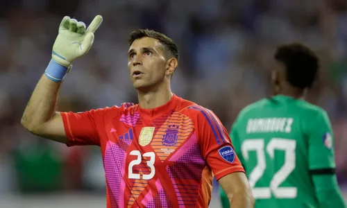 
          Imagem ilustrativa da imagem Messi falha, Martínez brilha, Argentina bate Equador nos pênaltis e vai à semifinal
          