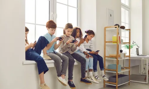 
          Imagem ilustrativa da imagem No ES, escolas já restringem uso de celulares. Confira regras
          