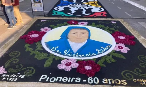 
          Imagem ilustrativa da imagem Missas, adoração e 5 mil metros quadrados de tapetes em Castelo
          