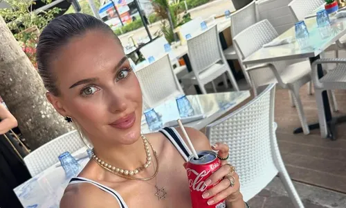 
          Imagem ilustrativa da imagem Modelo que 'sofre por ser sexy' faz promessa para Eslováquia vencer a Eurocopa
          