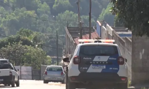 
          Imagem ilustrativa da imagem Morador tem a casa invadida e leva tiro de fuzil de bandidos em Cariacica
          