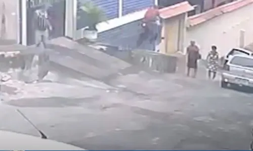 
          Imagem ilustrativa da imagem Moto perde o freio e motociclista "voa" em ladeira de Vila Velha
          