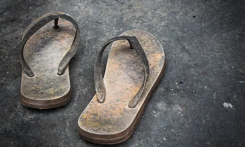 
          Imagem ilustrativa da imagem Motorista de aplicativo reage a assalto e descobre que arma era um chinelo no ES
          