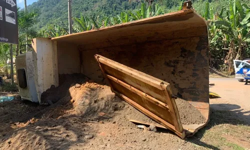 
          Imagem ilustrativa da imagem Motorista fica ferido após caminhão tombar na Região Serrana do ES
          