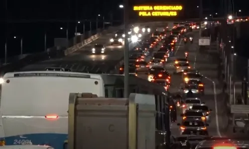 
          Imagem ilustrativa da imagem Motoristas enfrentam trânsito lento após acidente na Terceira Ponte
          