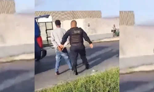 
          Imagem ilustrativa da imagem Mulher pula na frente de viatura para fugir de agressões do ex-marido na Serra
          