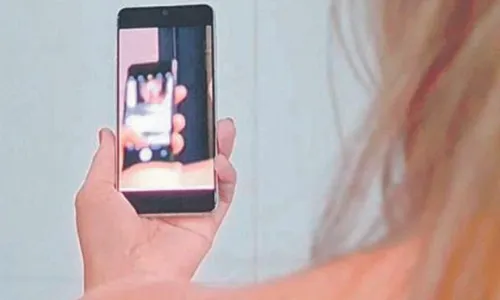 
          Imagem ilustrativa da imagem Mulheres vão à polícia denunciar ex por vazar fotos e vídeos íntimos
          