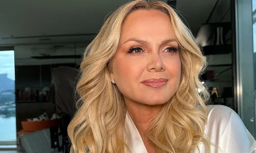 
          Imagem ilustrativa da imagem Eliana relembra afastamento da TV por gravidez: 'À beira da morte'
          