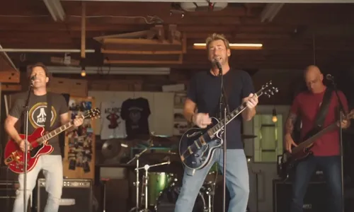 
          Imagem ilustrativa da imagem Nickelback, Blink-182 e Red Hot: veja as 10 melhores bandas de 'rock de pai'
          