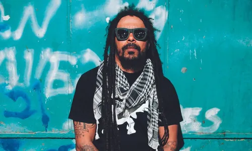 
          Imagem ilustrativa da imagem Noite de rock anos 90 com show de Marcelo Falcão
          