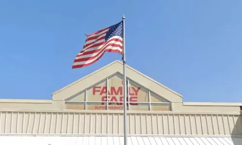 
          Imagem ilustrativa da imagem Nos EUA, mulher mora em placa no telhado de loja por um ano
          