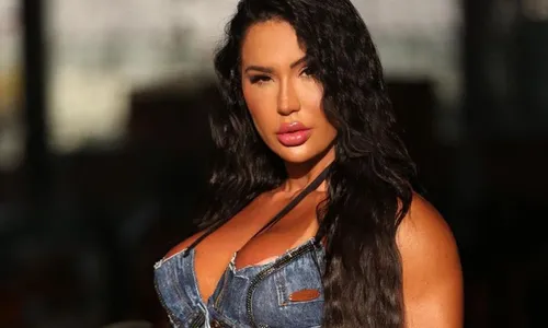 
          Imagem ilustrativa da imagem Gracyanne Barbosa recebe mais presentes de admiradores secretos: 'Coração fechado'
          