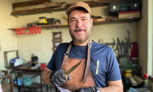 
          Imagem ilustrativa da imagem O coronel aposentado que faz facas artesanais no ES
          