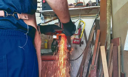 
          Imagem ilustrativa da imagem O coronel aposentado que faz facas artesanais no ES
          