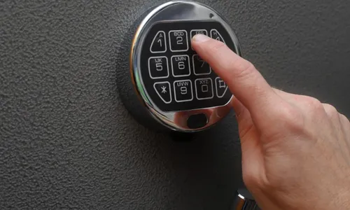 
          Imagem ilustrativa da imagem O perigo oculto das fechaduras eletrônicas residenciais
          