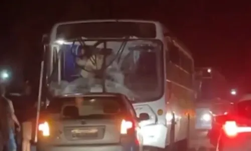 
          Imagem ilustrativa da imagem Ônibus escolar com 20 crianças sofre acidente em rodovia do ES
          