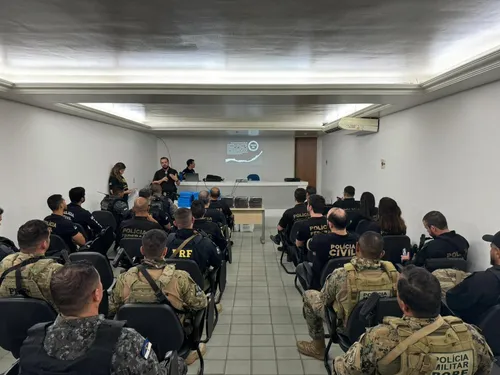
          Imagem ilustrativa da imagem Operação contra tráfico de drogas mobiliza 300 policiais em 14 cidades de PE
          