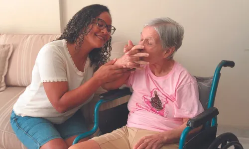 
          Imagem ilustrativa da imagem Os desafios dos mais de 104 mil cuidadores de idosos
          