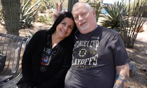 
          Imagem ilustrativa da imagem Paciente com câncer recupera a voz após raro transplante de laringe nos EUA
          