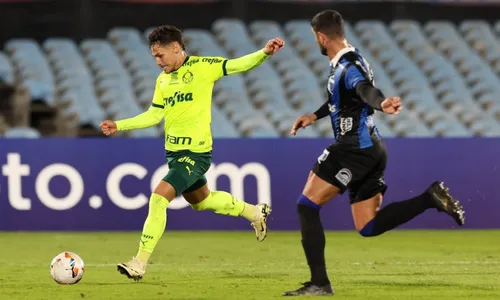 
          Imagem ilustrativa da imagem Palmeiras goleia com Veiga iluminado e confusão por comemoração de Endrick
          