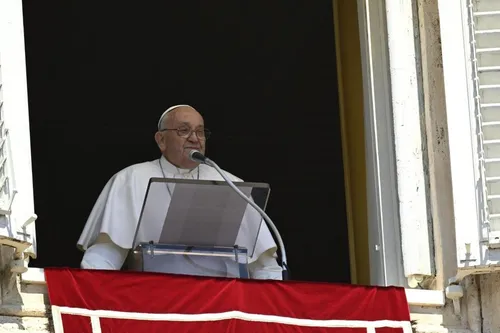 
          Imagem ilustrativa da imagem Papa Francisco envia 100 mil euros para ajudar Rio Grande do Sul
          