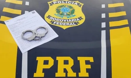 
          Imagem ilustrativa da imagem Passageiro de carro é preso durante abordagem da PRF em Fundão
          