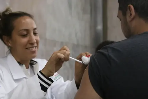 
          Imagem ilustrativa da imagem Pernambuco é o 2° estado do Nordeste com mais vacinados contra a Covid-19
          