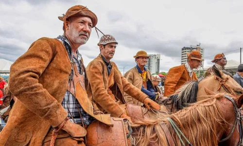 
          Imagem ilustrativa da imagem Petrolina se despede do ciclo junino com Forró da Espora e Missa do Vaqueiro
          