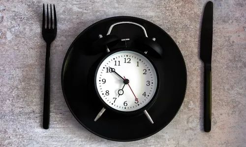 
          Imagem ilustrativa da imagem Por que jantar cedo é essencial para o emagrecimento?
          