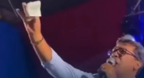 
          Imagem ilustrativa da imagem Prefeito de Tupanatinga 'amaldiçoa' opositores e distribui dinheiro em evento
          