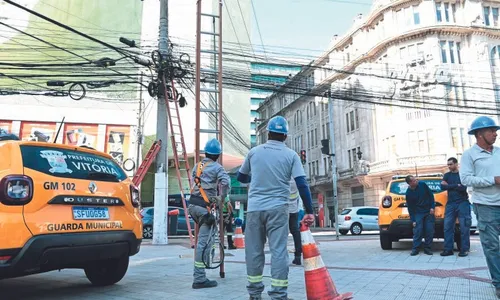 
          Imagem ilustrativa da imagem Prefeitura e EDP retiram fios irregulares dos postes em Vitória
          