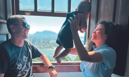 
          Imagem ilustrativa da imagem Primeiro encontro de casal com filho adotivo vira sucesso na internet e emociona
          