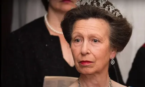 
          Imagem ilustrativa da imagem Princesa Anne sofre pancada na cabeça e é internada após incidente com cavalo
          