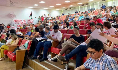 
          Imagem ilustrativa da imagem Professores da UFPE rejeitam proposta de reajuste zero e mantêm greve
          