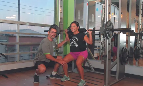 
          Imagem ilustrativa da imagem Que tal treinar parado? Estudos apontam benefícios dos exercícios isométricos
          