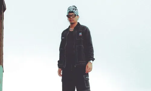 
          Imagem ilustrativa da imagem Rapper VK Mac em voo alto e movido por reflexões sobre a vida
          