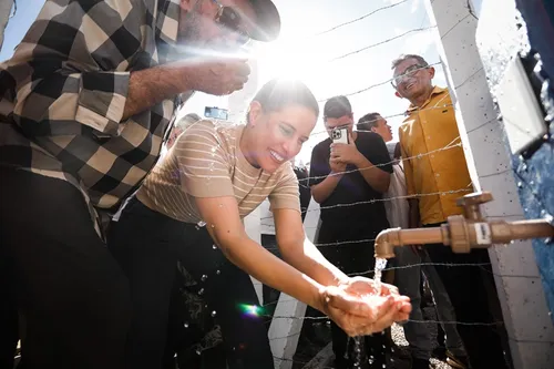 
          Imagem ilustrativa da imagem Raquel Lyra entrega sistema de dessalinização em Sertânia, no Moxotó
          