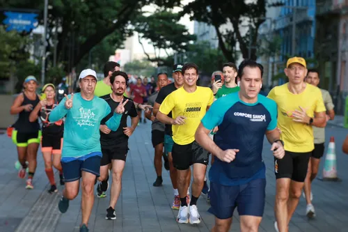 
          Imagem ilustrativa da imagem Recifenses acordam cedo para estrear o Corredor Recife de Esporte e Lazer
          