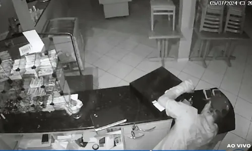 
          Imagem ilustrativa da imagem Restaurante é invadido pelo teto e dona tem prejuízo de R$ 6 mil em Vila Velha
          