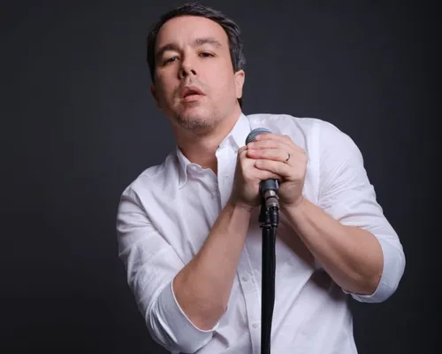 
          Imagem ilustrativa da imagem Ricardo Chacon lança single Nevoeiro em pocket show no Bolacha
          