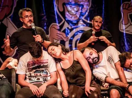 
          Imagem ilustrativa da imagem Show de hipnose cômica desembarca no Recife neste domingo (2)
          