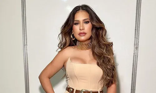 
          Imagem ilustrativa da imagem Simone Mendes chora durante show por estar sem voz
          