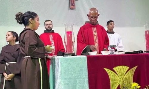 
          Imagem ilustrativa da imagem Site do Vaticano destaca jovem surda do ES que se tornou coroinha
          