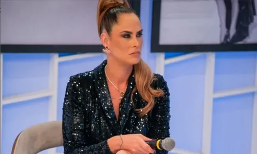 
          Imagem ilustrativa da imagem 'Solteira, estou aberta para tudo', diz ex-MasterChef pansexual Aritana Maroni
          