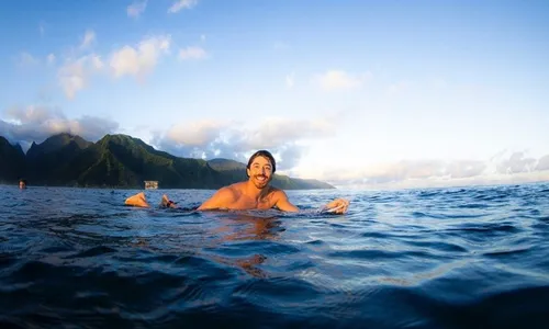 
          Imagem ilustrativa da imagem Surfista Yago Dora supera número 3 do mundo e está nas oitavas de final em Teahupoo
          