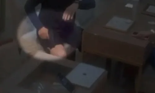 
          Imagem ilustrativa da imagem Suspeito com buquê na mão assalta loja de joias e deixa prejuízo de R$ 150 mil
          