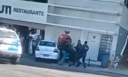 
          Imagem ilustrativa da imagem Suspeito de assalto é baleado após atingir PM com uma faca no Sul do ES
          