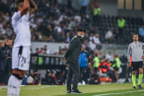 
          Imagem ilustrativa da imagem Técnico Álvaro Pacheco chega ao Rio para comandar o Vasco
          