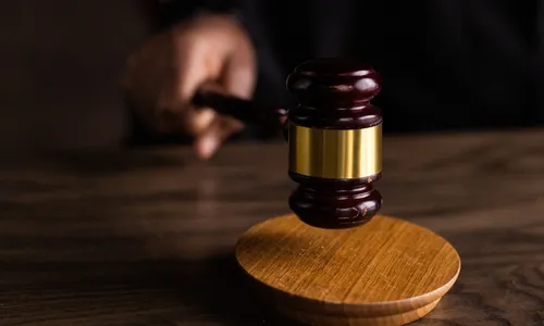 
          Imagem ilustrativa da imagem Técnico de vôlei acusado de estuprar atletas é condenado a 60 anos de prisão em SC
          